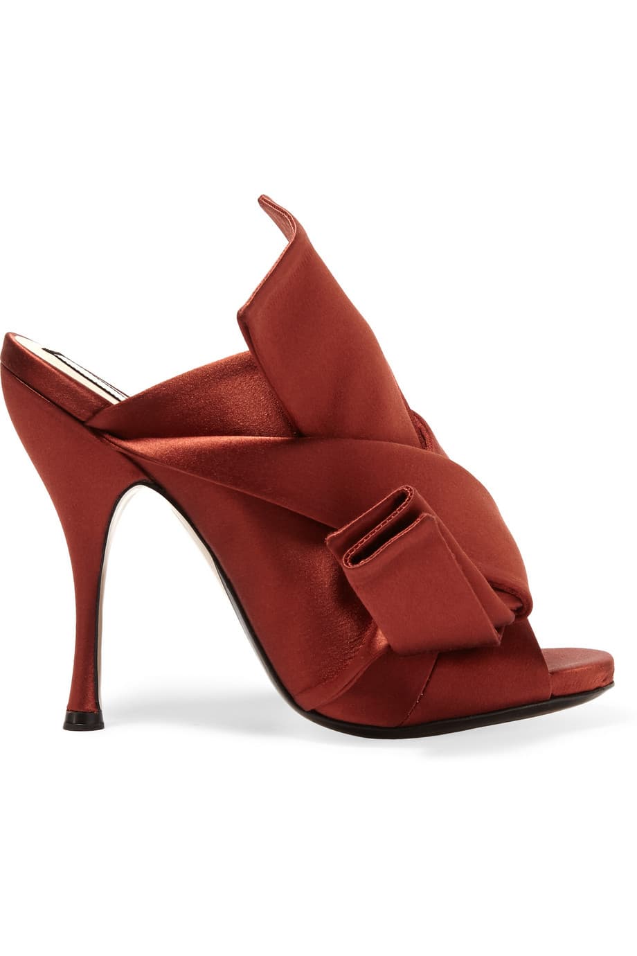 6. Estos zapatos hechos cuidadosamente por artesanos italianos tienen el nudo origami que caracteriza a la marca. Úsalos con cropped jeans o una falda en corte porque son una prenda emblemática en sí misma. (
<b>No. 21)</b>
<br>