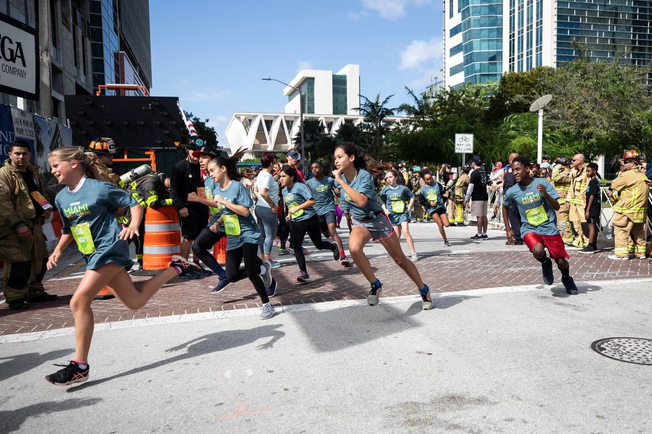 Los grupos de más de 10 voluntarios son elegibles para una donación que puede ser de hasta $700 dependiendo de los turnos trabajados. 
<a href="https://www.givepulse.com/event/259770-2022-Life-Time-Miami-Marathon-and-Half-Marathon" target="_blank">Presione aquí si quiere ser voluntario. </a>