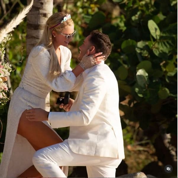 Hilton y su pareja celebraron la llegada de la famosa al cuarto piso con el anuncio de su compromiso. De acuerdo con el Daily Mail, la DJ recibió el anillo el sábado en una isla privada.