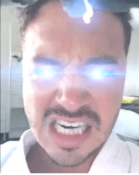 4. SU SENTIDO DEL HUMOR. Por cierto, nadie es tan divertido como Balvin en las redes sociales y mucho menos dan los buenos días con una tacita de café como él, por esta razón #LaFamilia lo apoya de manera incondicional.