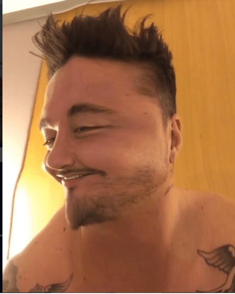 Este muchacho pasa mucho tiempo con su celular, y se encuentra varias apps para distoriconar su voz y rostro. ¿Lo reconoces?