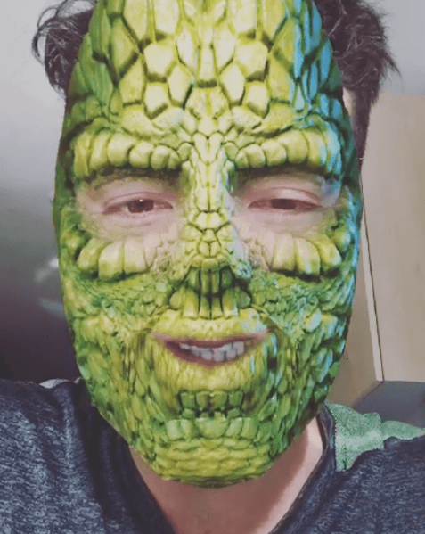 ¿Quién es ese monstruo? Es el ingenio del cantante en acción.