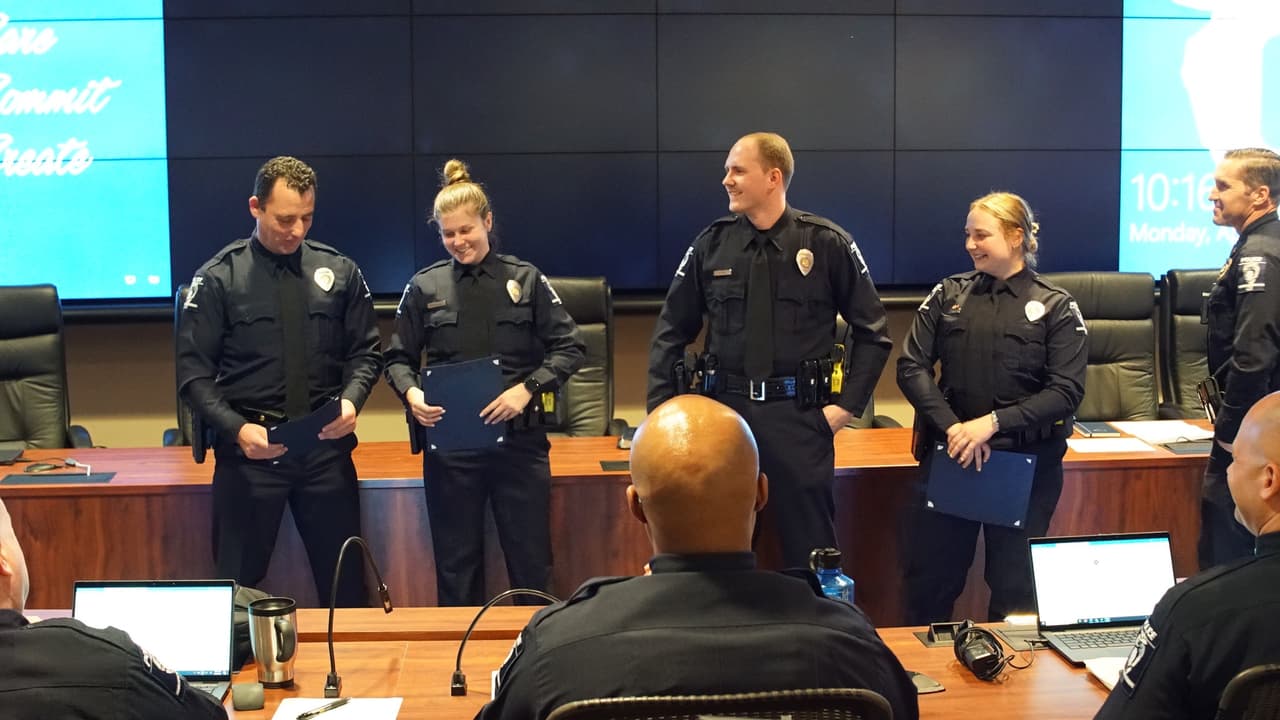 Entre los galadonados se encuentran 
<a href="https://www.univision.com/local/north-carolina-wuvc/raphael-torres-ed-morales-oficiales-hispanos-distinguidos-policia-de-charlotte-mecklenburg">los oficiales hispanos Raphael Torres y Ed Morales</a>, junto a Amy Van Deventer, Samuel Rawls, Hannah Cumby, Michael King, Kyla Robson y los detectives Marge Adams y Jessie Rende.