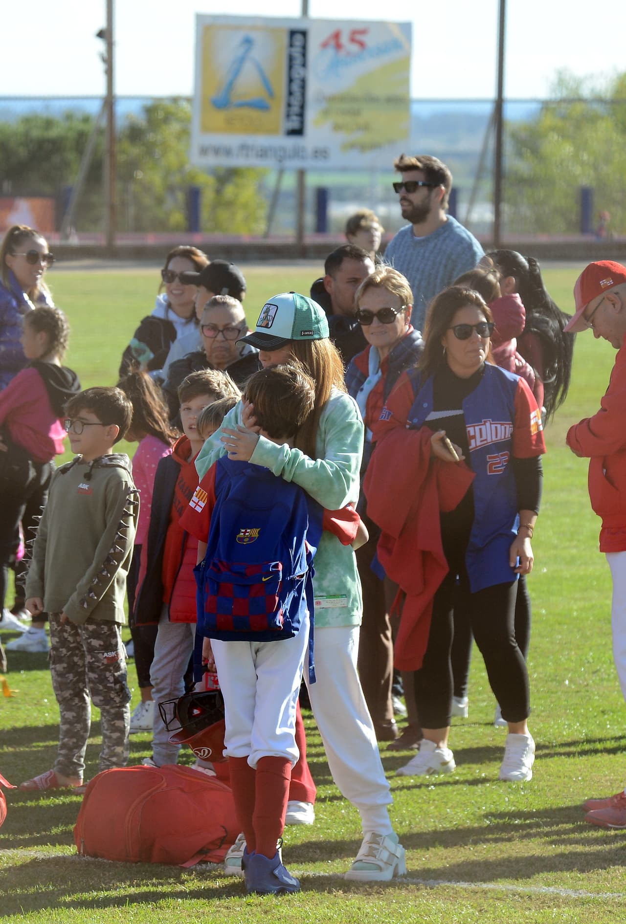 Todo habría sucedido a partir de lo que reflejan estas nuevas imágenes: la expareja acudió a un juego de beisbol en el que participó 
<b><a href="https://www.univision.com/famosos/pique-shakira-hijo-evitan-estar-juntos-fotos" target="_blank">su hijo mayor Milan (9 años). </a></b>
<br>