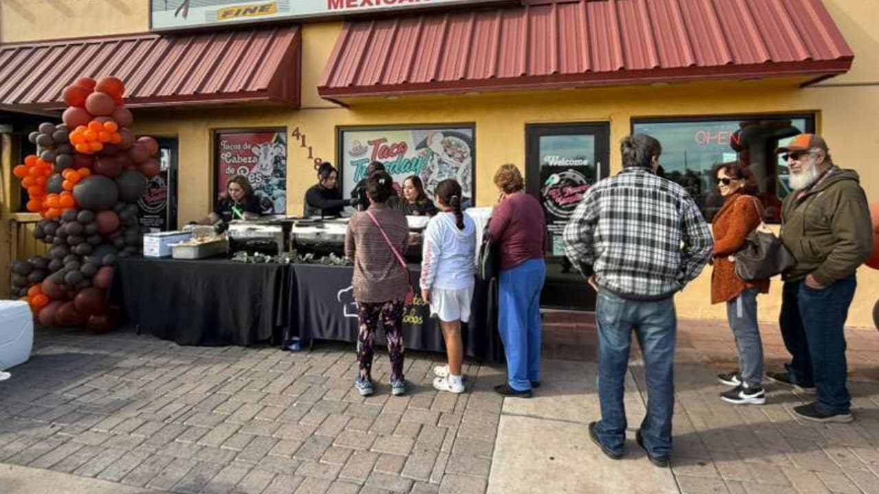 Hispanos agradecieron regalando miles de platillos en este Día de Acción de Gracias en Arizona
