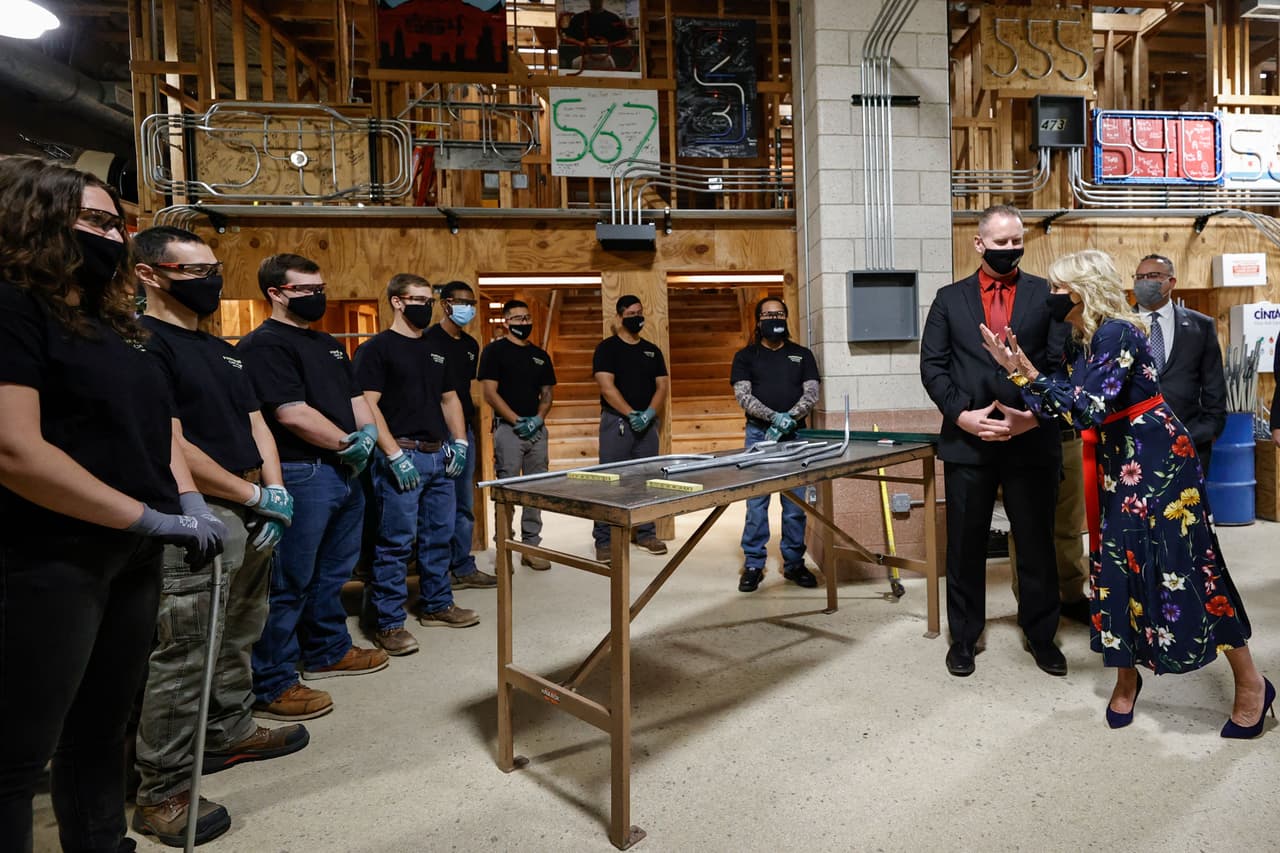 La esposa del presidente de Estados Unidos, Joe Biden, aseguró que él está trabajando en programas que son "inclusivos y abrazan la diversidad".