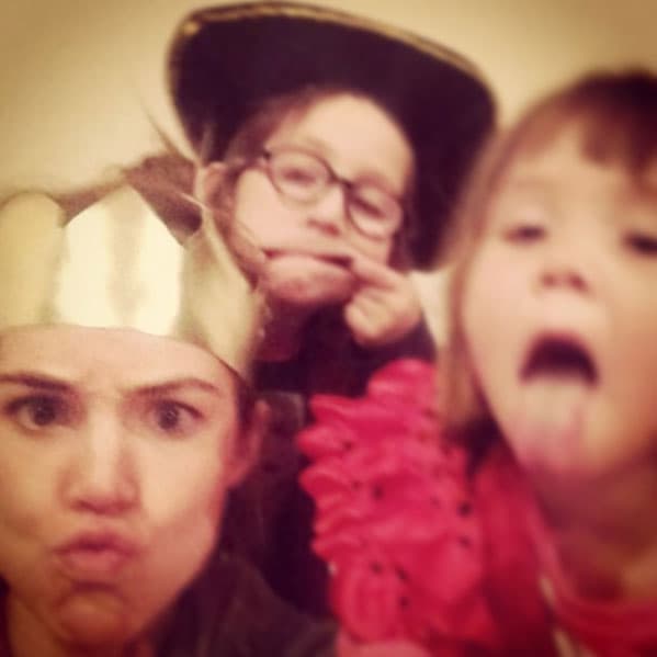 Juega con ellos, pero también les muestra las responsabilidades de la vida.