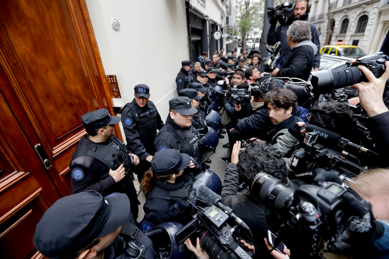 La policía ofreció una rueda de prensa después del allanamiento de la vivienda de la expresidenta Cristina Fernández de Kirchner en Buenos Aires.
