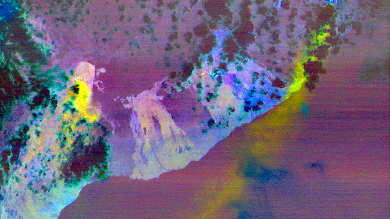 Además de roca incadescente, el Kiauea expulsa gases, En esta fotografía de NASA se aprecian los escapes de dióxido de azufre, un gas altamente tóxico, en las áreas verdes y amarillas de la imagen.
