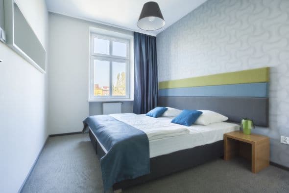 Mira cómo puedes hacer para maximizar el espacio de tu habitación a través de la decoración, para que se vea y se sienta, ¡mucho más amplia!