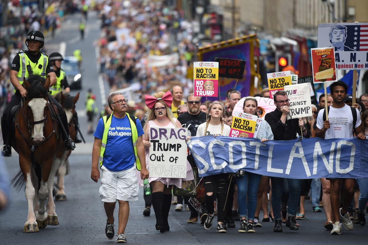 En su visita a Reino Unido, el presidente dejó Londres y viajó hacia Escocia para pasar el fin de semana en su resort, dándole luz verde a decenas de miles de manifestantes a que salieran a las calles a liderar una masiva protesta en su contra.
