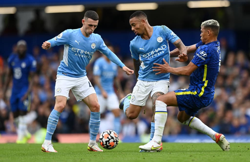 Con un solitario gol de Gabirel Jesus al minuto 53, Manchester City vence 0-1 en su visita al Chelsea y hay un cuaduple empate en la cima de la tabla con 13 unidades.