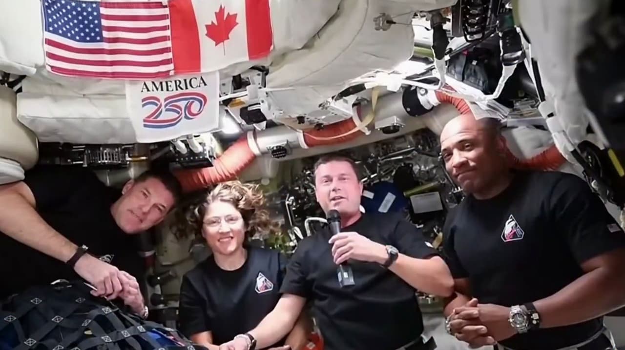 "Estoy muy orgulloso de ustedes": Donald Trump habla con los astronautas que rompieron récord con Artemis II