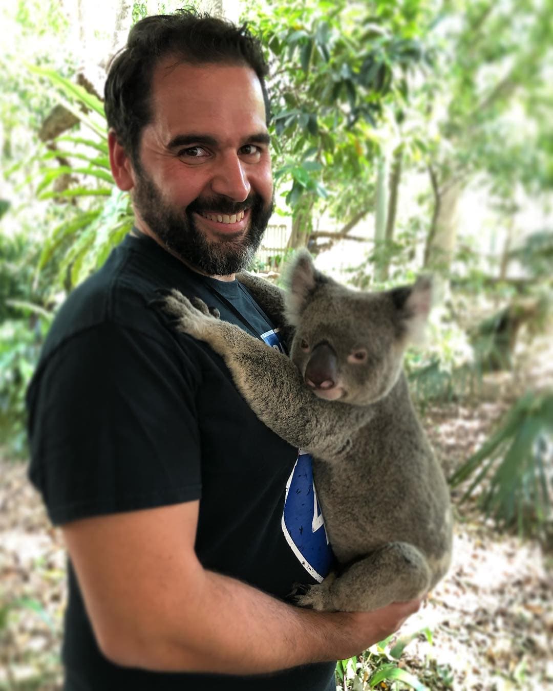 A parte del tiempo, Albert tiene otras pasiones como hacer actividades al aire libre y cocinar, pero entre sus pasatiempos más curiosos se encuentra fregar los platos.
<br>