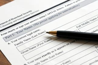 El precio a una abogada por engañar inmigrantes: cancelan su licencia y va a la cárcel