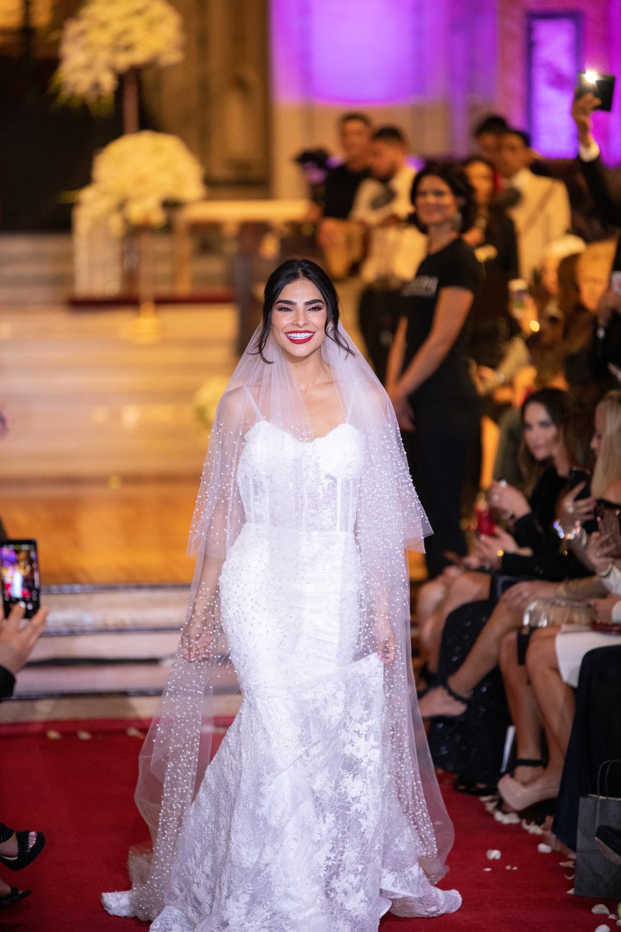 “Yo sé que a Alejandra le gusta que todo le quede entallado, que enseñe sus piernas, que tenga descubiertos los brazos, porque tiene bonitos brazos y su espalda. A ella le gusta todo muy sexy, pero elegante”.