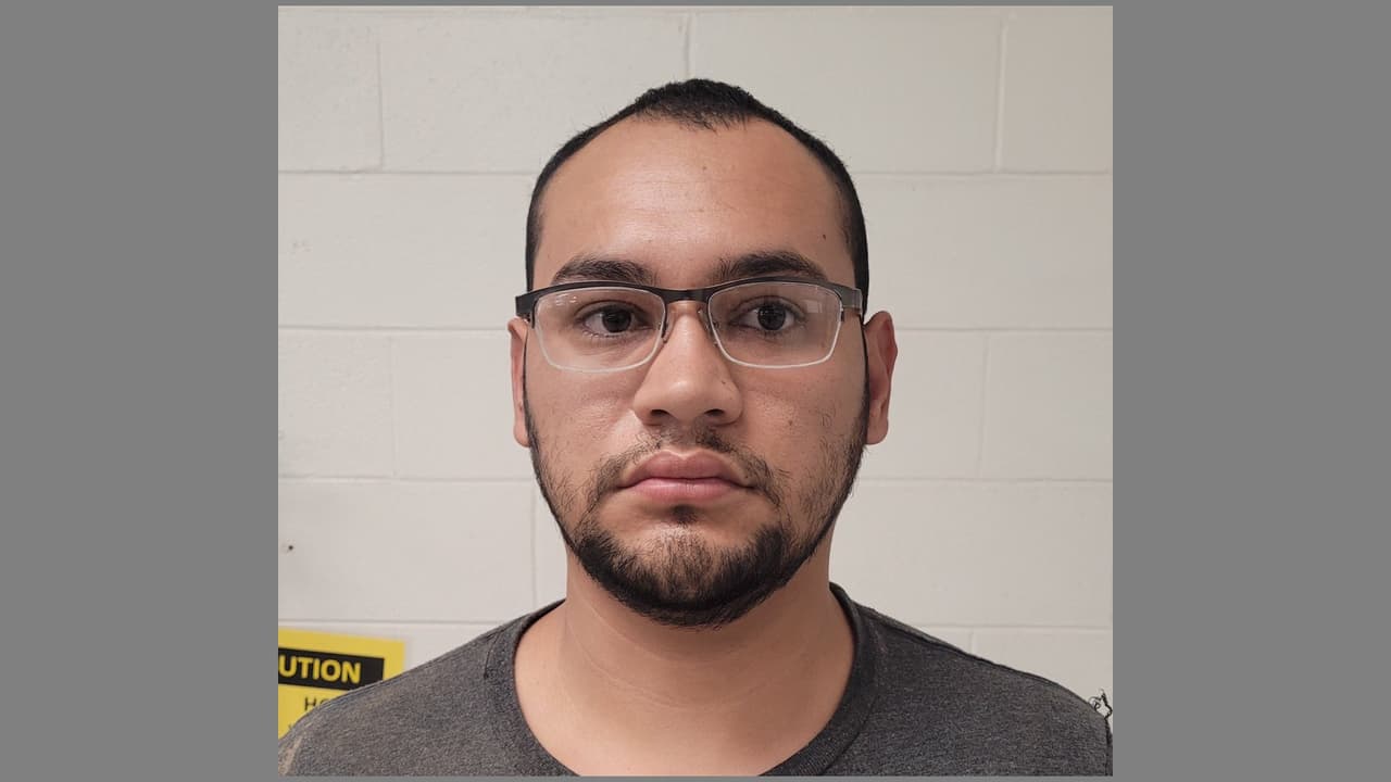 Arrestaron en Yuma a Osvaldo Reyes Vidal, un ciudadano mexicano de 27 años que fue condenado por robo a mano armada con explosivos en 2011 en Colorado y sentenciado a 25 años de prisión. Tiene antecedentes de pandillero, según un tuit de la Patrulla Fronteriza.