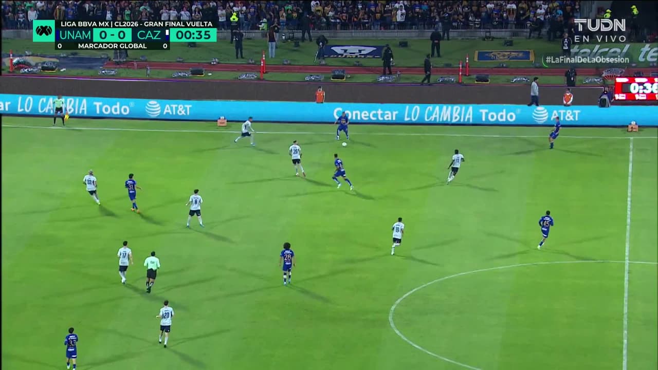 Arranca el partido y la pelota está en juego.