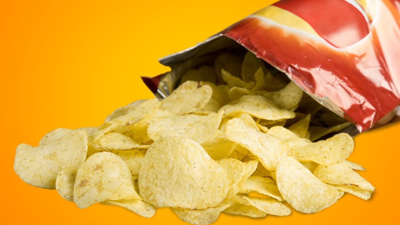 Hack viral para cerrar una bolsa de papas y conservarlas super crujientes