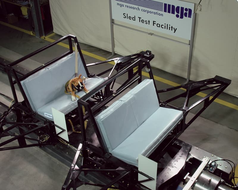 <h3 class="cms-H3-H3"><b>Las mascotas deben mantenerse en el asiento posterior</b></h3>
<br>Son varias las razones para seguir esta recomendación. La primera es que se elimina la distracción potencial que representa un animal en la fila frontal reduciendo la posibilidad de un accidente.
<br>