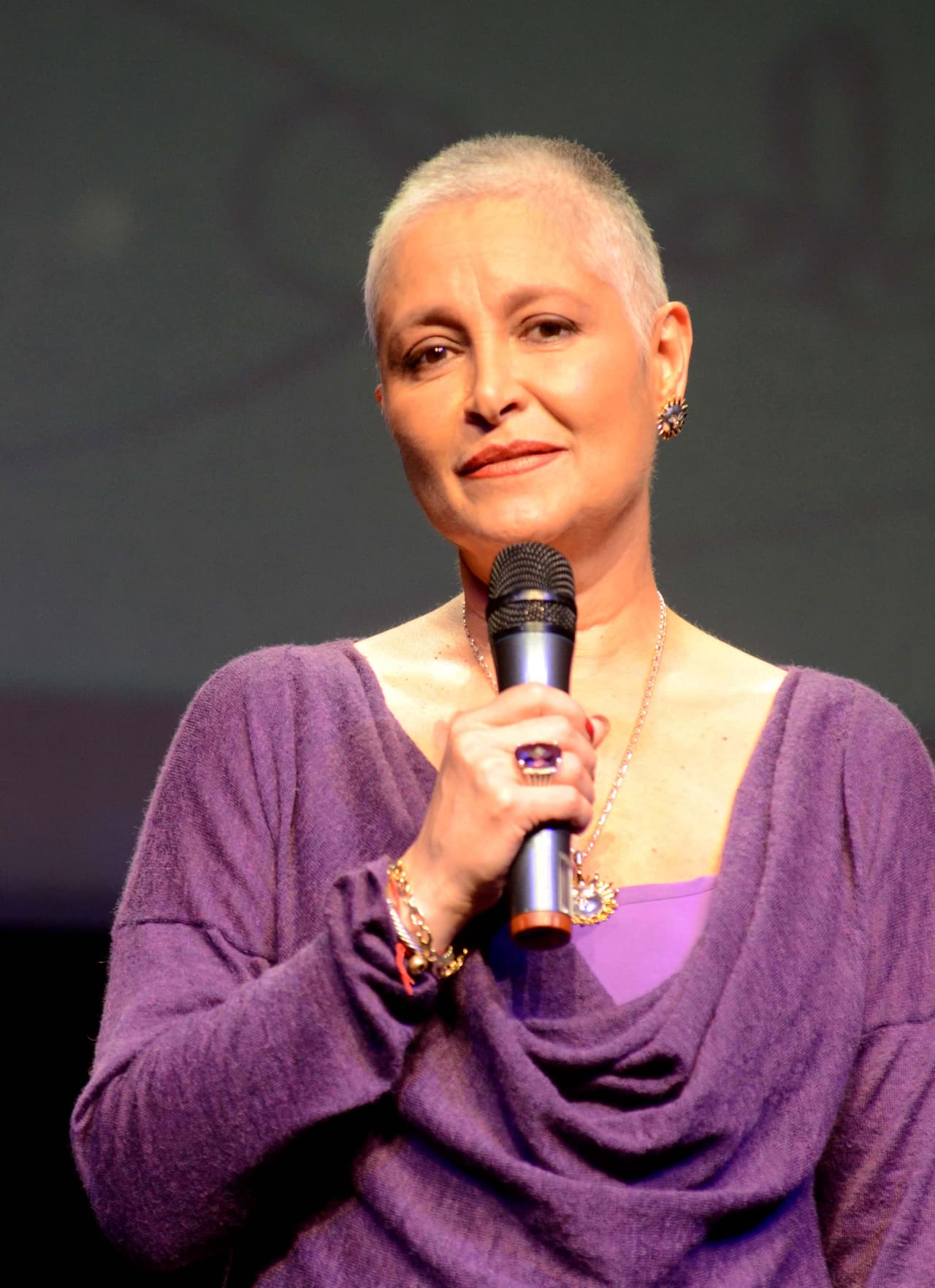 En 2011 la actriz fue diagnosticada con cáncer de mama en una faceta temprana, por lo que pudo superar la enfermedad y convertirse en vocera de la prevención cortando su característico cabello largo.