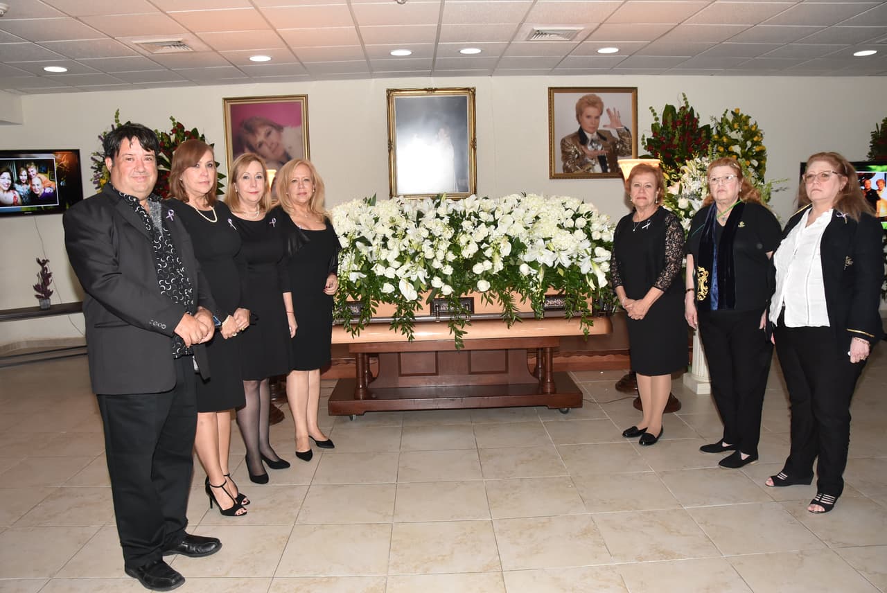 La familia de Walter Mercado intenta repornerse de la pérdida física del astrólogo, que dicen era el amor encarnado.