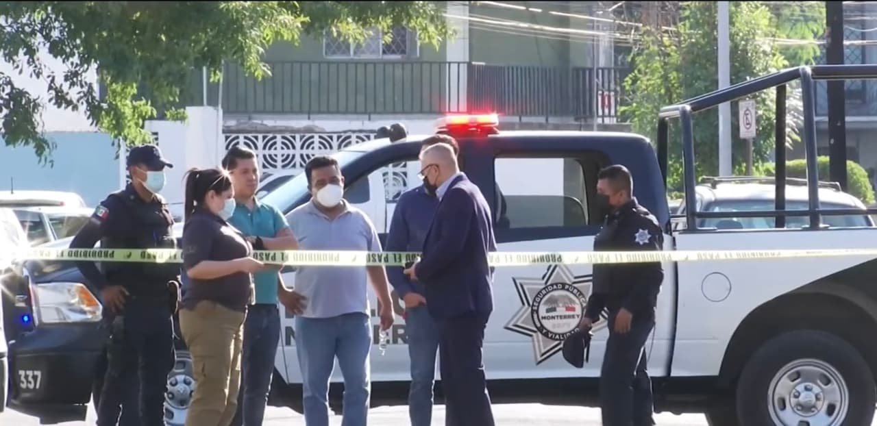 Por si fuera poco, la doctora que practicó la fallida cirugía y llevó a la víctima al 
<a href="https://www.univision.com/temas/hospitales">hospital</a>, 
<b>simplemente la abandonó en el lugar y hasta el momento no se sabe nada sobre su paradero. </b>
<br>