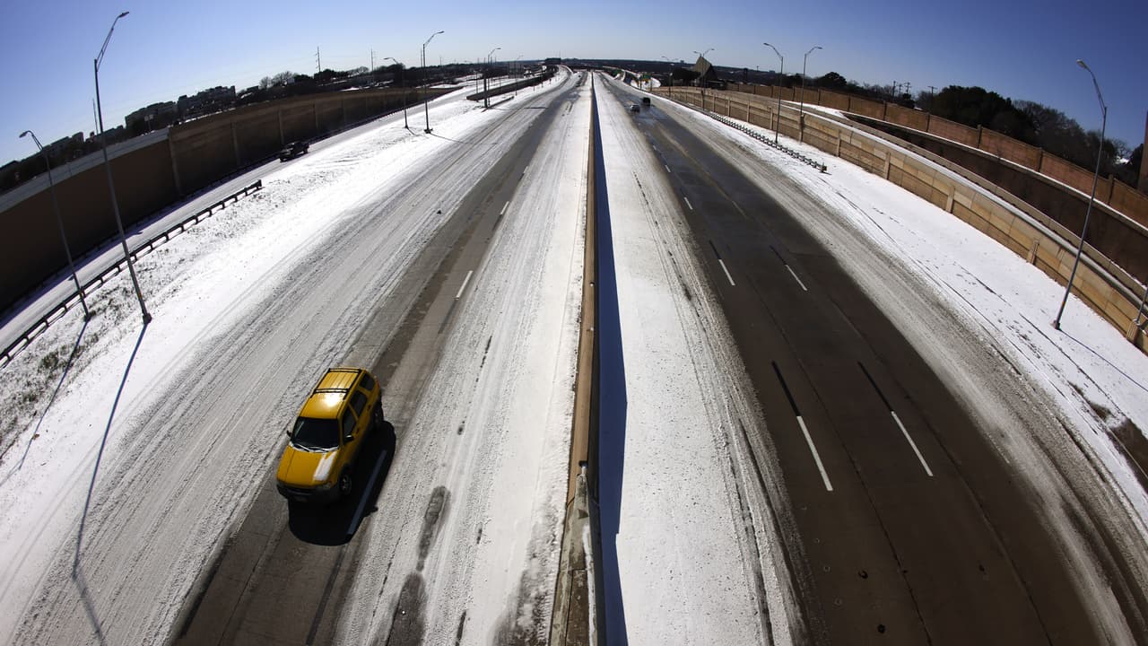 No conduzca mientras ocurra temperaturas congelantes después de haber llovido o la nieve se ha derretido.