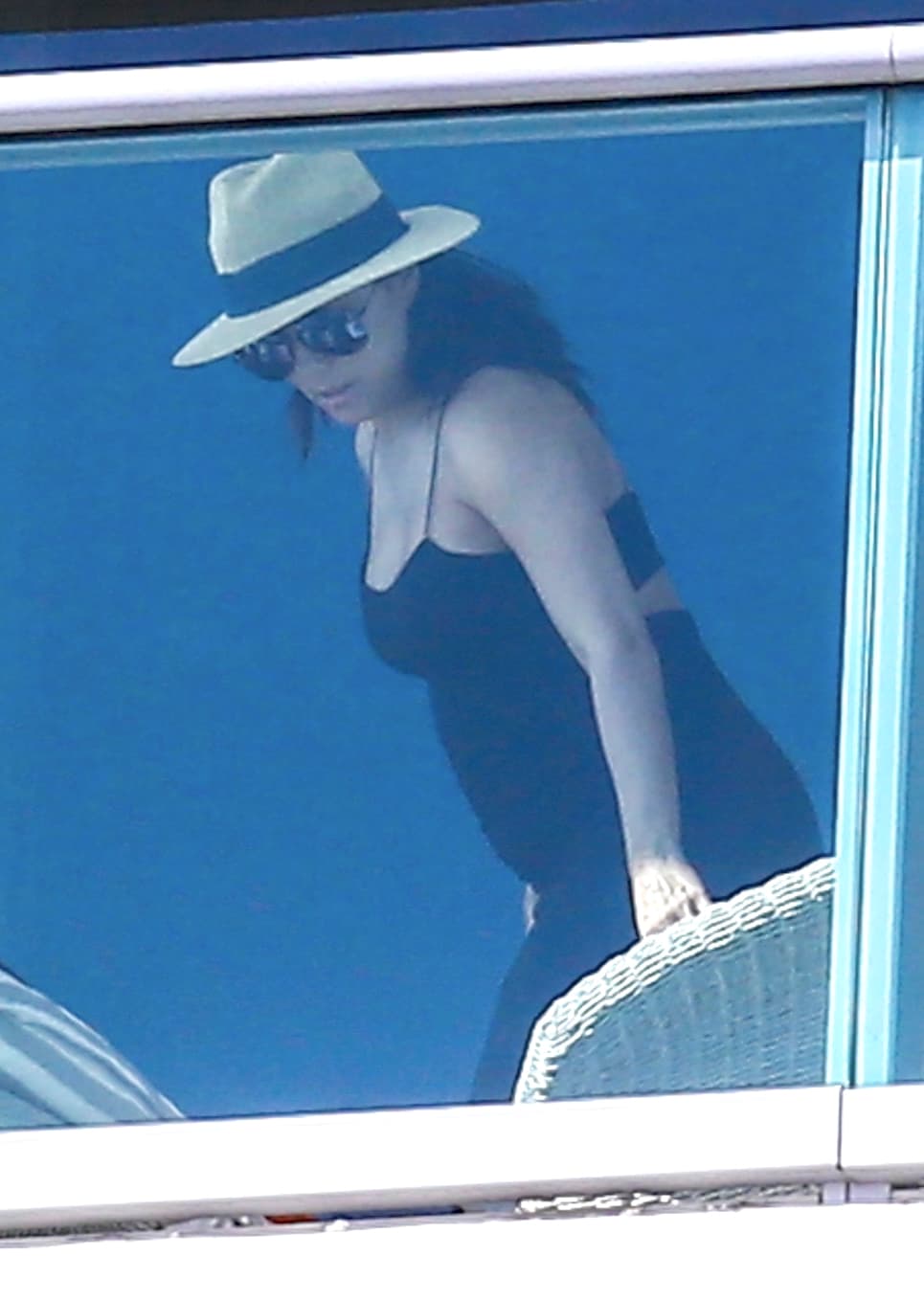 Photo © 2017 Backgrid/The Grosby Group Spain: Lagencia Grosby PREMIUM EXCLUSIVE Miami, 23 DECEMBER 2017 Pregnant Eva Longoria shows off her fuller figure as she is seen for the first time since announcing she and husband Jose Baston are expecting a baby boy. The couple was seen having lunch together and relaxing on their balcony while on holiday in Miami. Eva is 4 months pregnant and is showing a round belly.