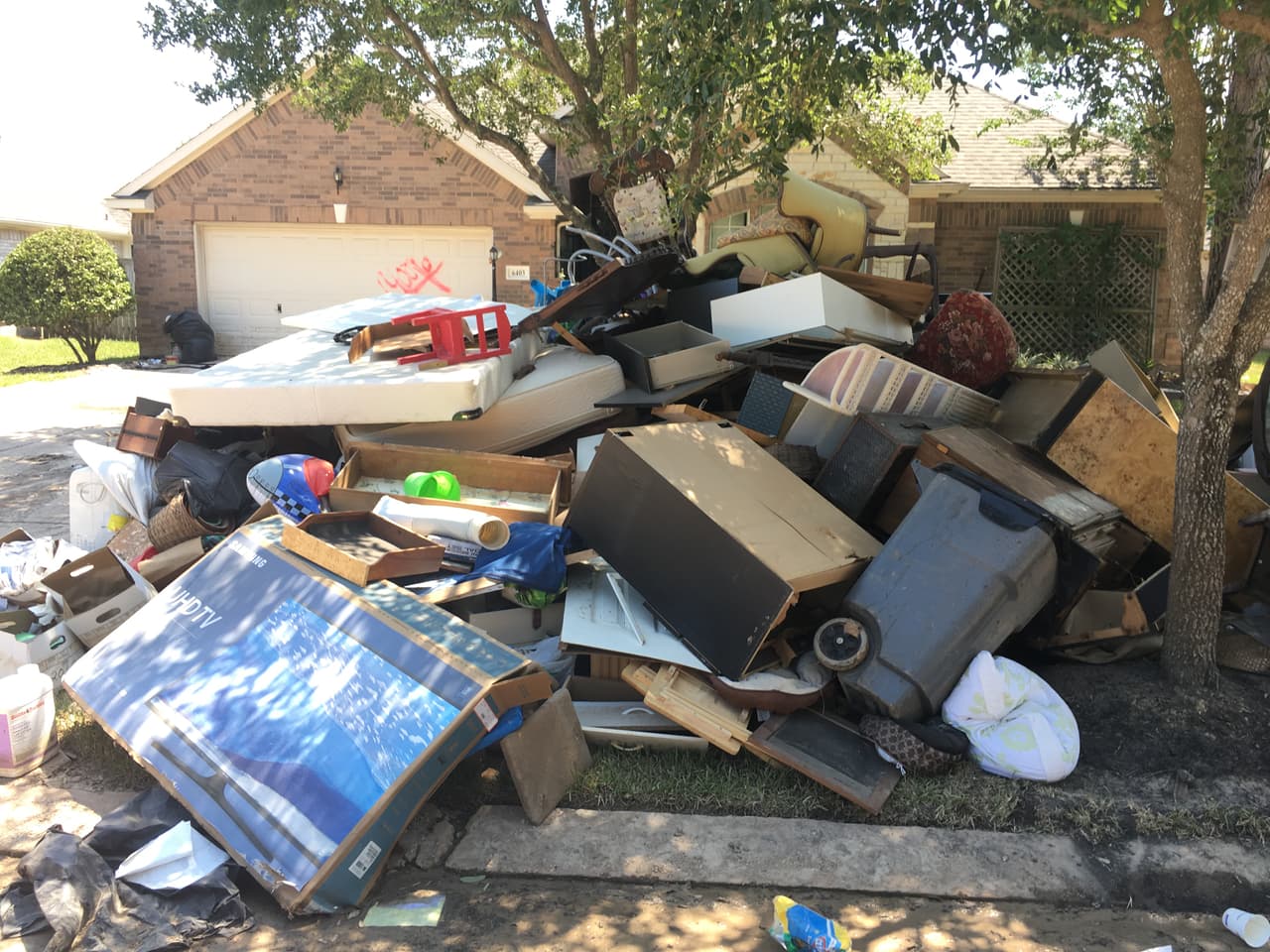 Las montañas de escombros en el vecindario Canyon Gate ocultan las viviendas.