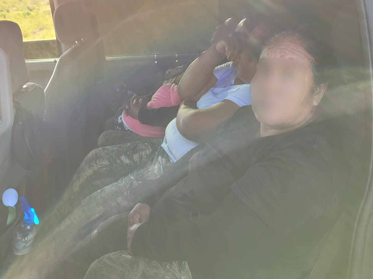 Un agente de la estación de Willcox detuvo un vehículo en la SR-90 y determinó que el conductor, un ciudadano estadounidense, estaba traficando con cinco ciudadanos mexicanos, incluido un niño de 2 años.