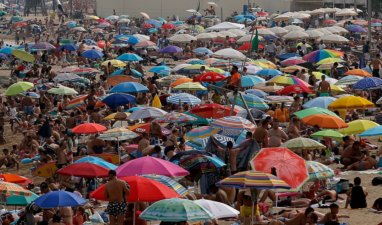 Aunque esta fotografia parece un meme también, retrata lo que se vivió en las playas de Barcelona, España, el pasado sábado. Miles de personas acudieron en la busca de un poco de refresco.