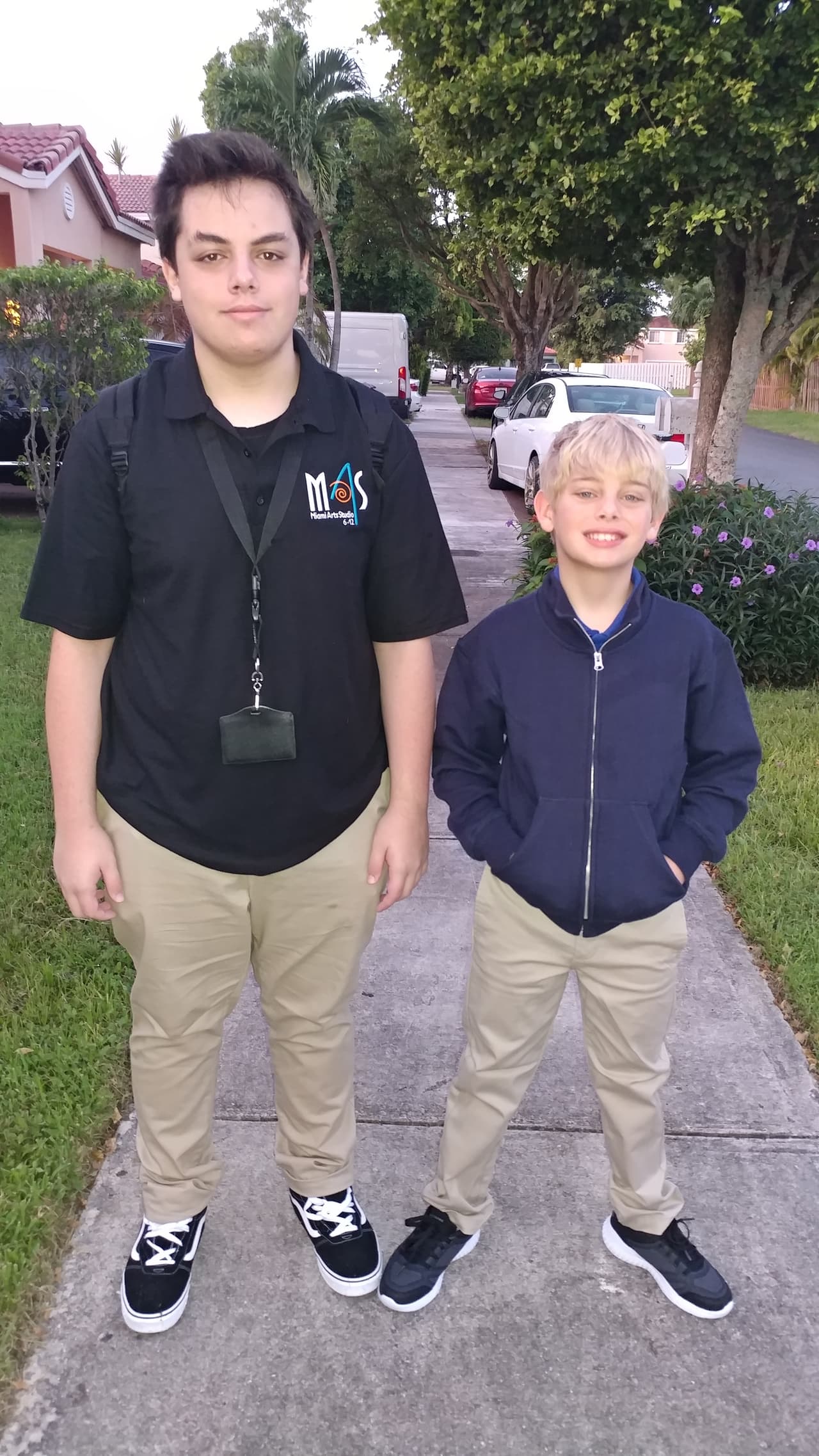 Alejandro y Nicolás Martínez salieron temprano, para no llegar tarde a ese reencuentro, con los compañeros del colegio.