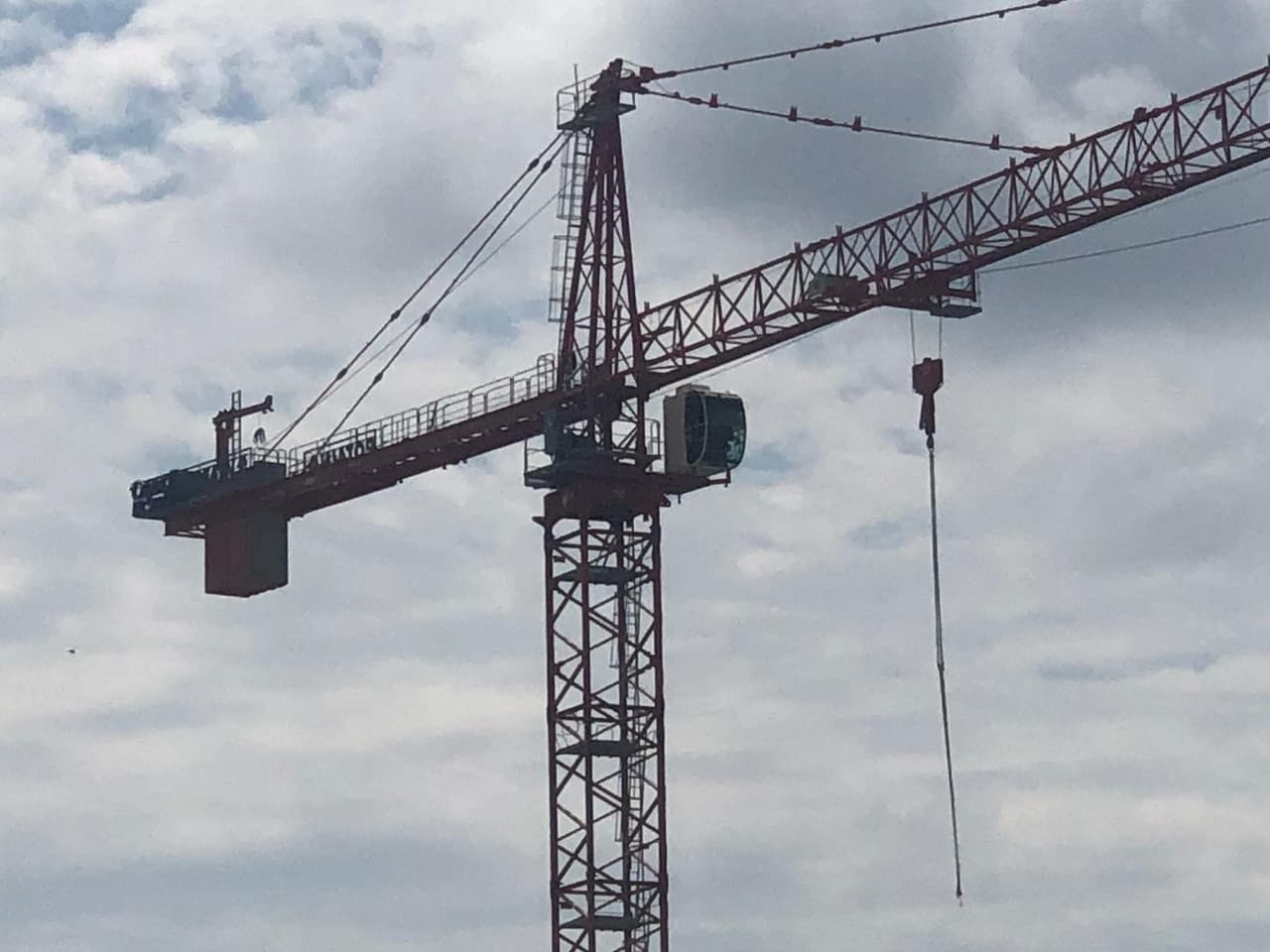 La preocupación de las autoridades es que durante el accidente los cables se enredaron y tomará un tiempo para arreglar la situación. No se sabe cuándo podrán remover al operador de la grúa del lugar.