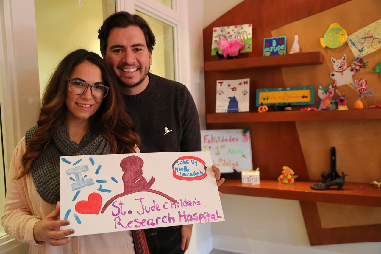 En la Casa hay diferentes habitaciones que permite a los niños distraerse; aquí vemos a Santi y Laurita desde el cuarto de arte.