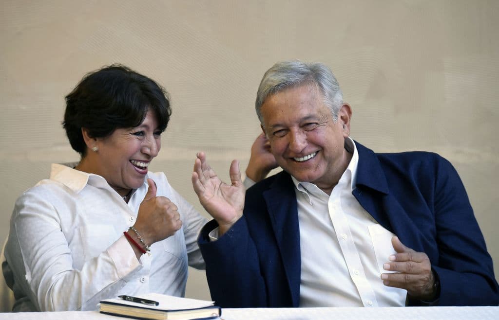 Delfina Gómez (izquierda), candidata a gobernadora del estado de México por el Movimiento Regeneración Nacional (MORENA), conversa con el presidente del partido, Andrés Manuel López Obrador, durante una conferencia de prensa en la Ciudad de México el 6 de junio de 2017.