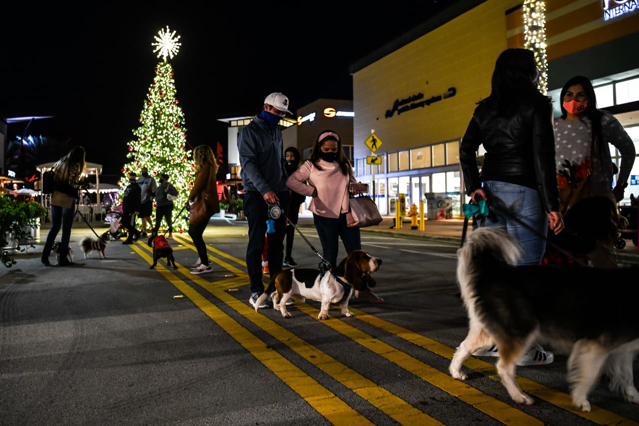 DeSantis también dijo que quiere que durante la temporada navideña los negocios estén abiertos y que las personas acudan a estos lugares.
<br>