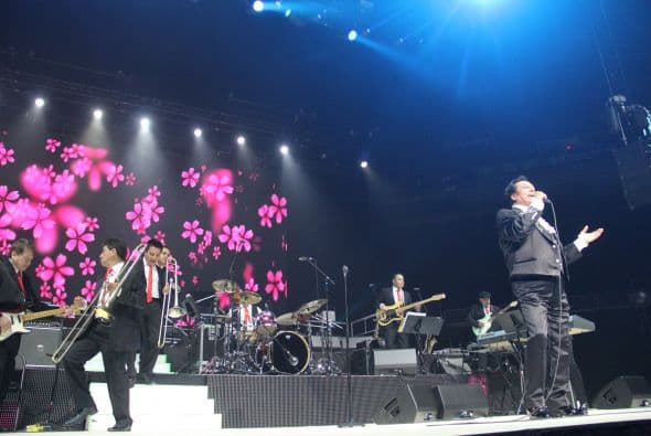 El Divo de Juárez, Juan Gabriel, hizo retumbar Phoenix con su música, su voz y sus bailes, enloqueciendo a miles de fans que llenaron el US Airways Center. 
