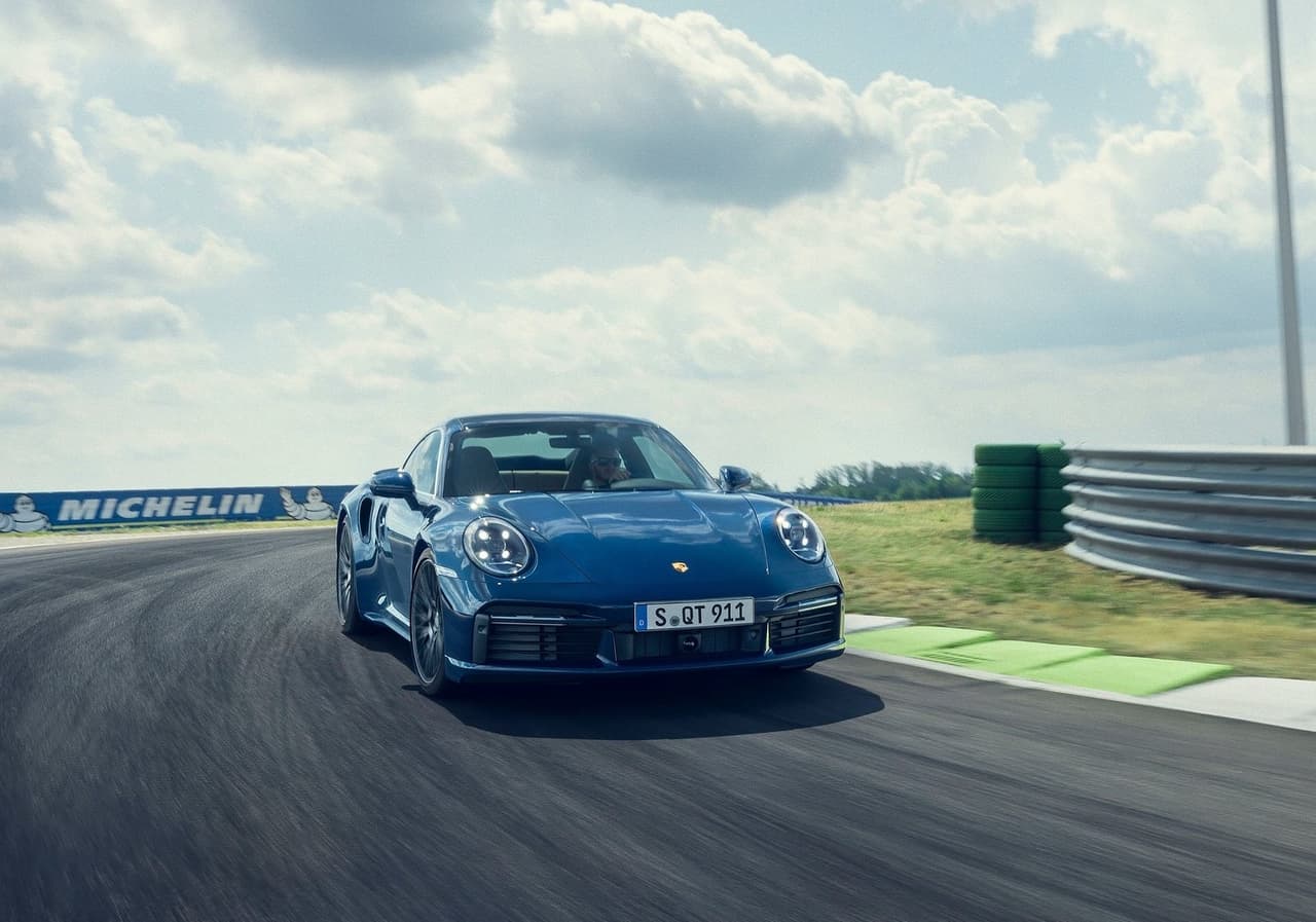 Dos días más tarde, Kelly fue localizado y arrestado por las autoridades.
<br>
<br>Damos un breve repaso a las características de este deportivo que ya fue confiscado.