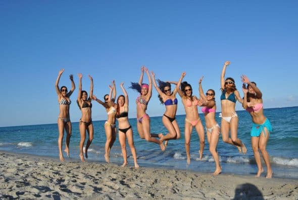 Las chicas de Nuestra Belleza Latina se escaparon a la playa y deleitaron a los caballeros con sus espectaculares curvas latinas.