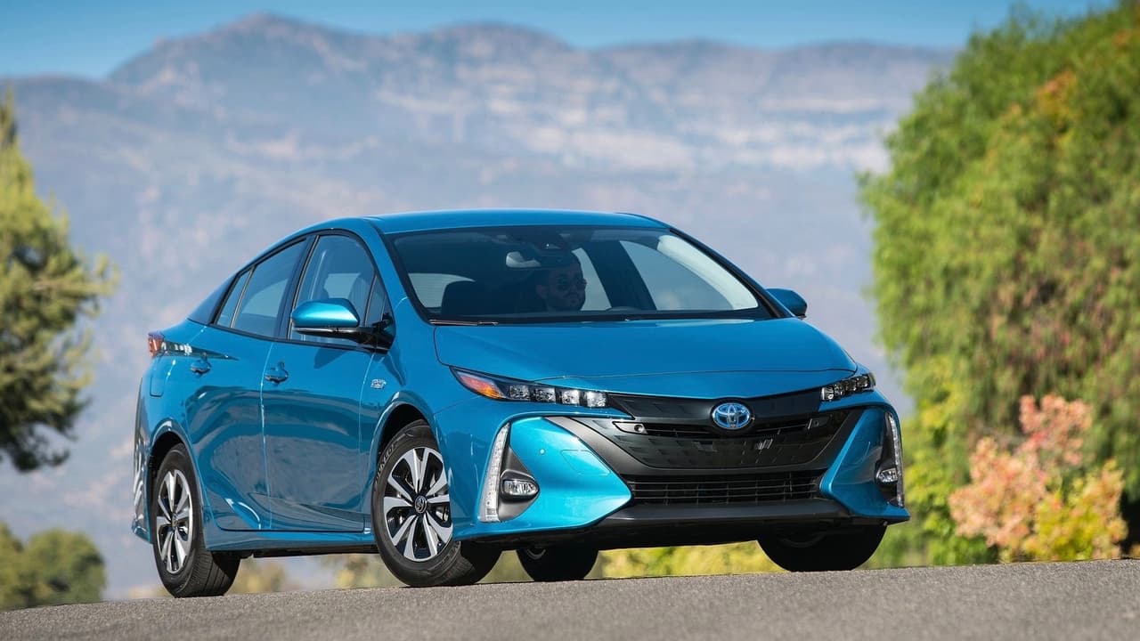 <h3 class="cms-h3-H3">3. Toyota Prius Prime</h3>
<br>La 
<b>versión híbrida enchufable del Toyota Prius</b> es el tercer automóvil más confiable disponible para el público estadounidense según Consumer Reports. El Prius Prime tiene autonomía eléctrica de 23 millas. Cuando el sistema de movilidad eléctrica funciona junto al motor de gasolina el Prius Primer funciona como un Prius regular, aunque varios cambios estéticos no dejarán que nadie olvide de que no se trata de este.