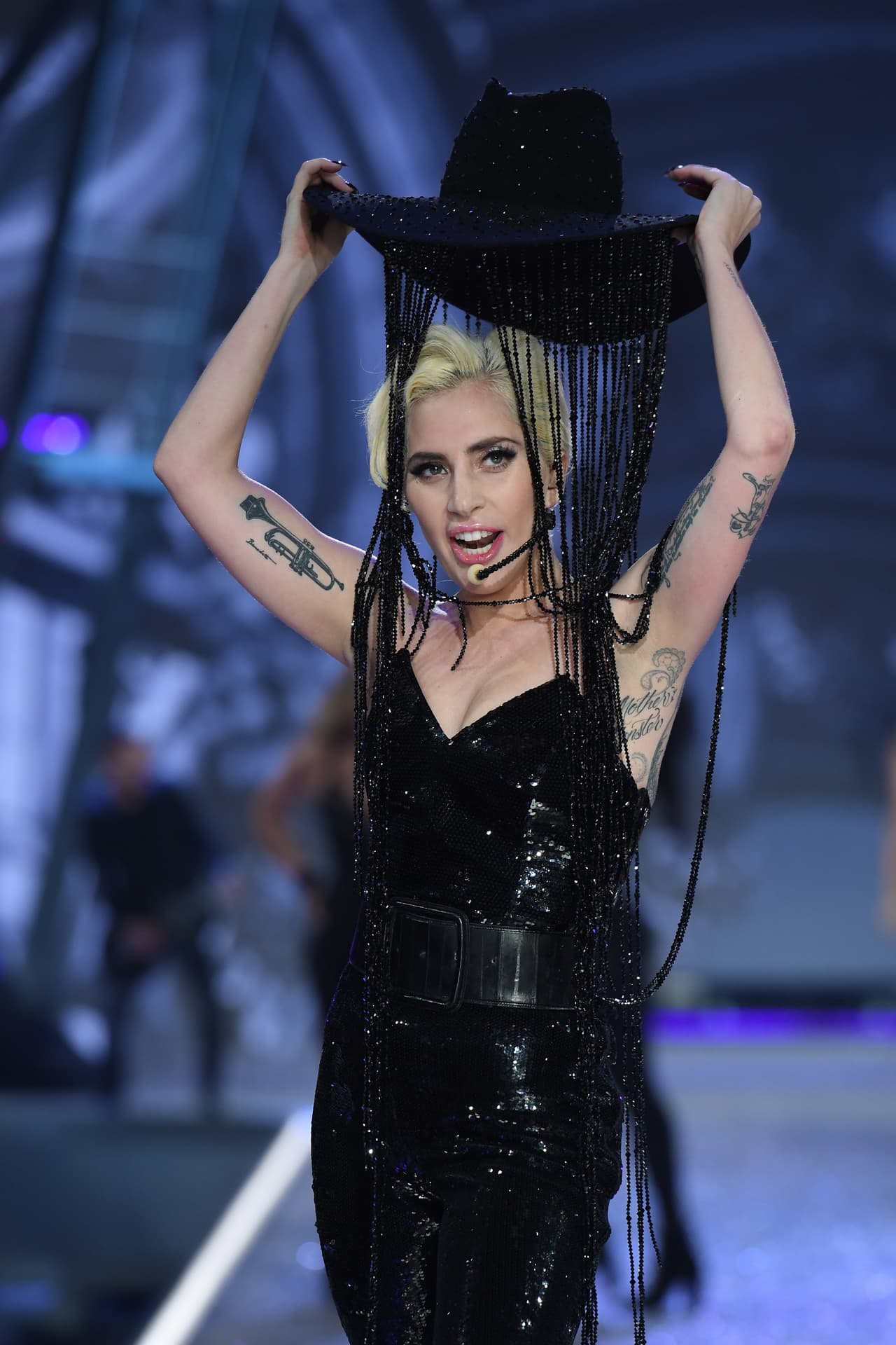 A principios de diciembre, viajó a París y lució este sombrero, uno de los tantos que crea para Lady Gaga la diseñadora mexicana Gladys Támez.