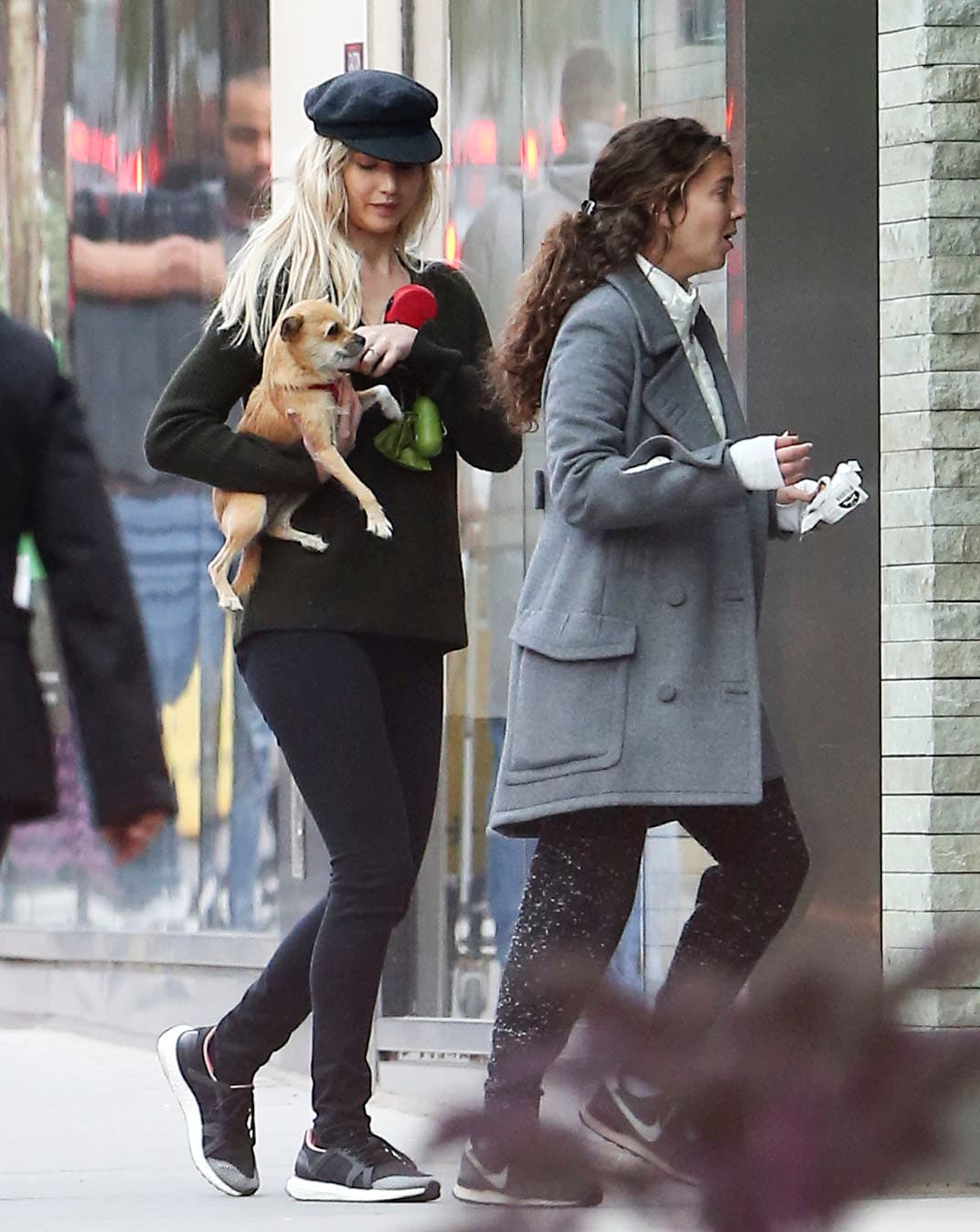 Jennifer tras pasear con su perrita y su amiga.