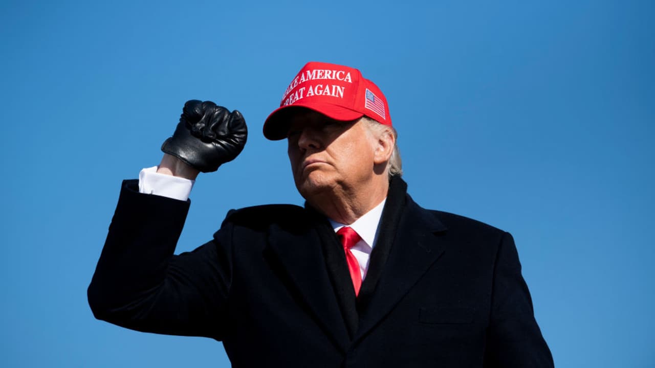 El presidente Trump ha profundizado su estrategia de convocar mítines multitudinarios, pese a que las guías de salud federales desaconsejan la realización de grandes concentraciones
<b> y que la pandemia del <a href="https://www.univision.com/temas/coronavirus">coronavirus</a> ha experimentado un notable incremento en las últimas semanas.</b> Este lunes, el mandatario visitó Carolina del Norte, Michigan, Wisconsin y Pennsylvania en busca del voto de aquellos que aún están indecisos.