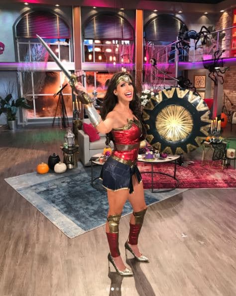 El disfraz de la ‘Mujer Maravilla’ no estaría completo sin el escudo y la espada, denominada como la ‘Mata dioses’.