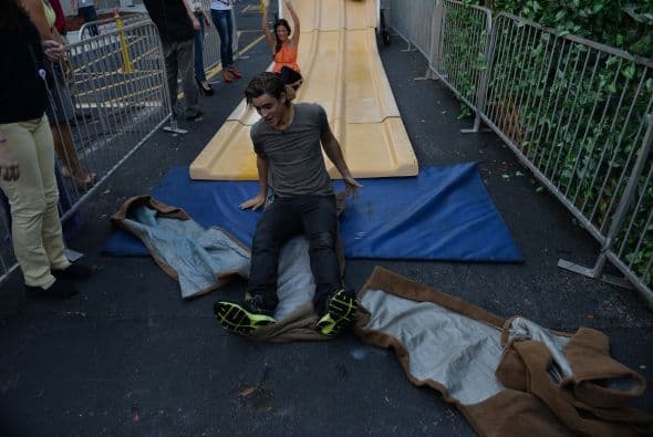 Rápidamente se lecantó, listo para ayudar a Odeya.