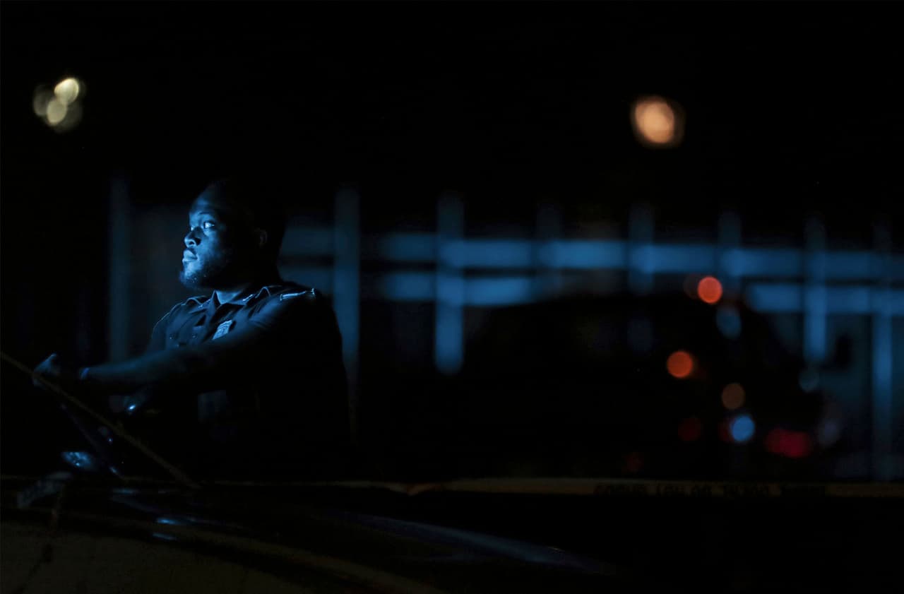 Agentes de la policía de Memphis investigan en la escena de un tirador activo en la Avenida Popular, el miércoles 7 de septiembre de 2020, en Memphis, Tennessee.