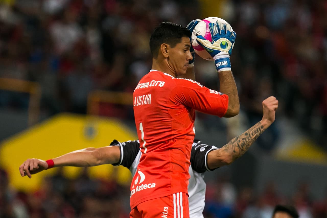 Óscar Ustari - Atlas: El tercer portero de nuestro conteo. El atlista sumó 8 puntos gracias a sus atajadas en la jornada 14.