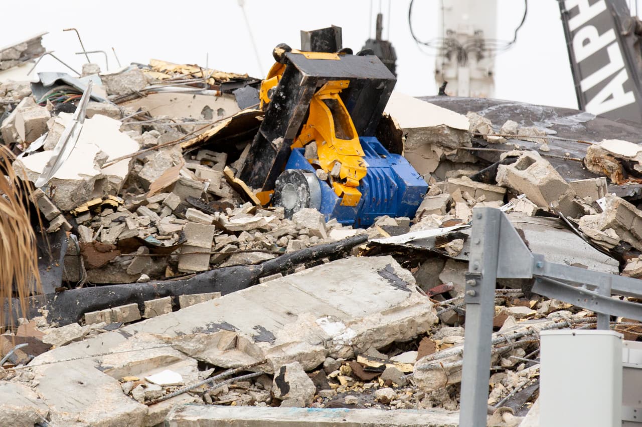 Ante un panorama desolador, la alcaldesa Levine apuntó que las familias de quienes todavía han sido localizados ya se están preparando para recibir una noticia de 
<a href="https://www.univision.com/temas/muertes">pérdida trágica</a>. 
<b>“Creo que todos estarán listos cuando sea el momento de pasar a la siguiente fase”</b>, dijo refiriéndose a un posible proceso de duelo. 
<br>