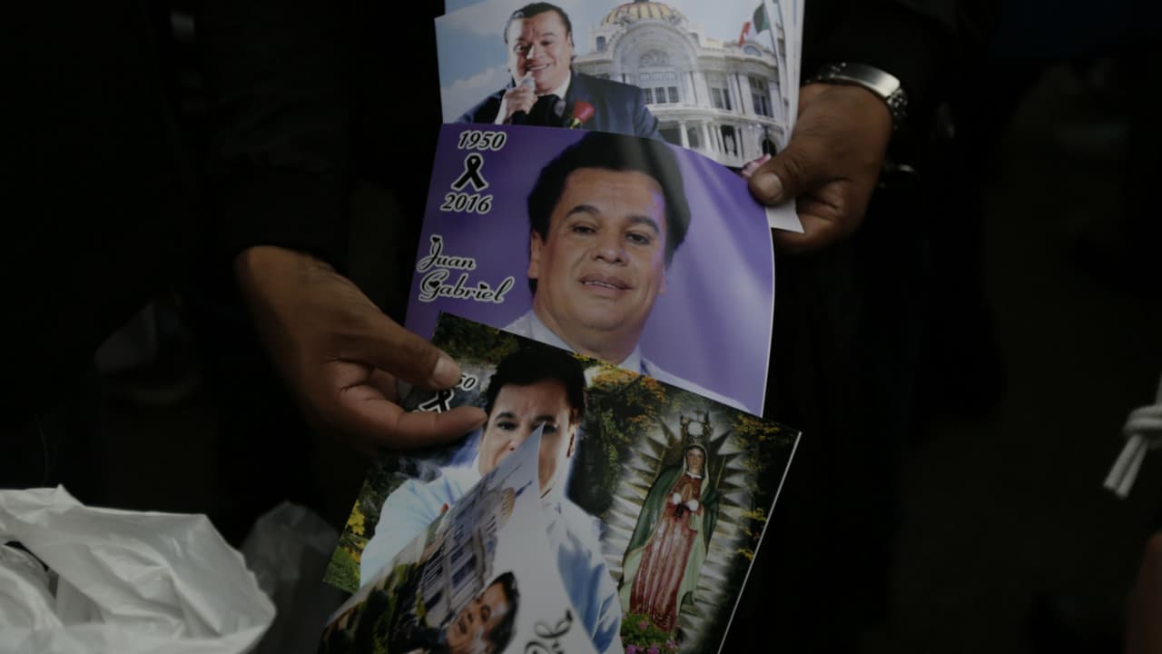 Develan estatua del 'Divo' en la Gran Plaza Juan Gabriel en Ciudad de Juárez, México